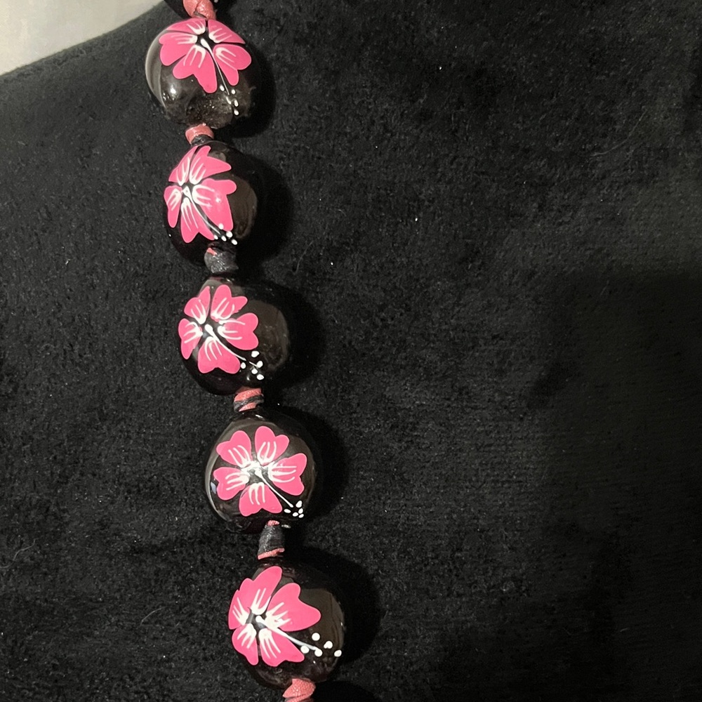 Vintage Hawaiian Pink and Black hibiscus hand painted buckeye Beaded Necklace